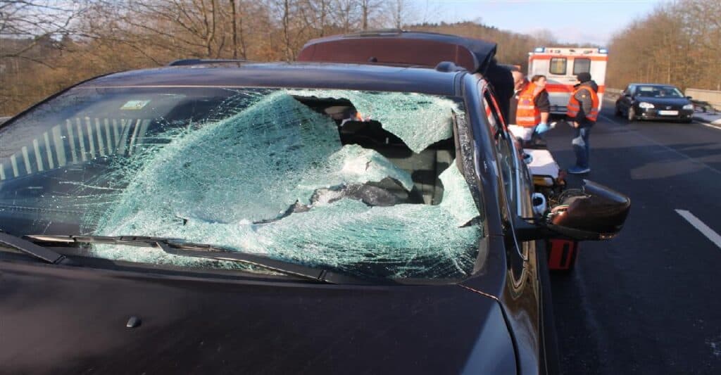 Herabfallende Schnee- und Eisplatten verursachen schwere Verkehrsunfälle!