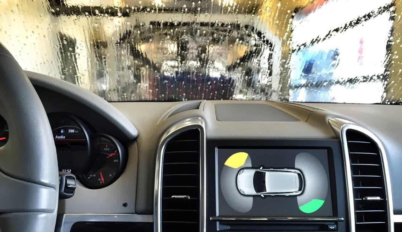 Auto mit Monitor in einer Waschanlage