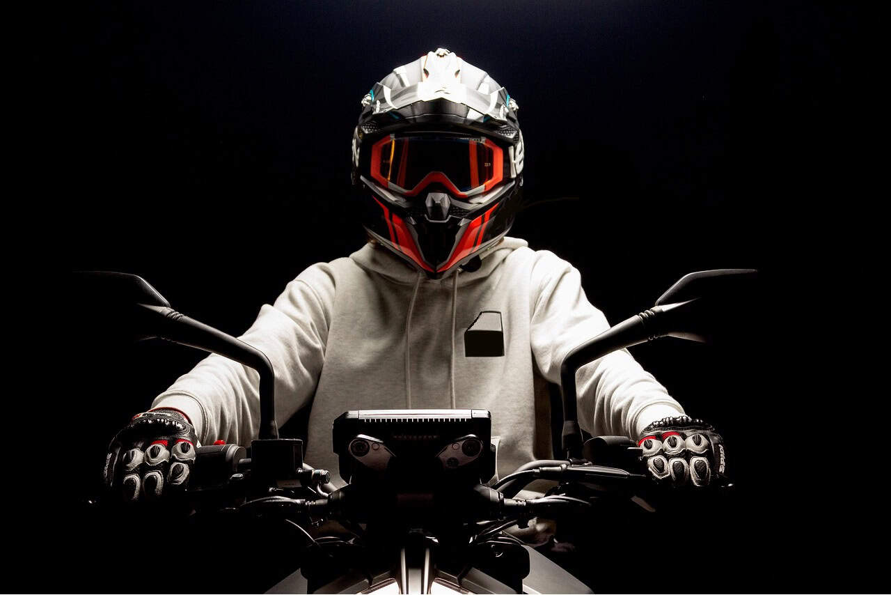 Motorradfahrer mit Helm im Dunkeln