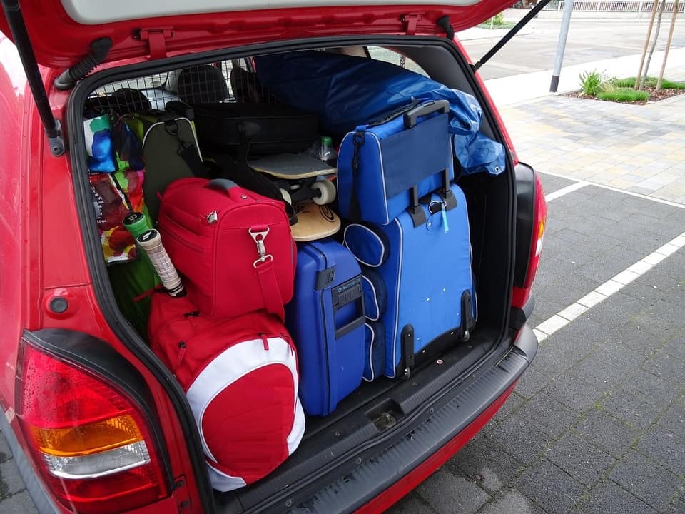 TÜV Rheinland: Schweres Urlaubsgepäck unten im Kofferraum verstauen, TÜV  Rheinland, Story - PresseBox