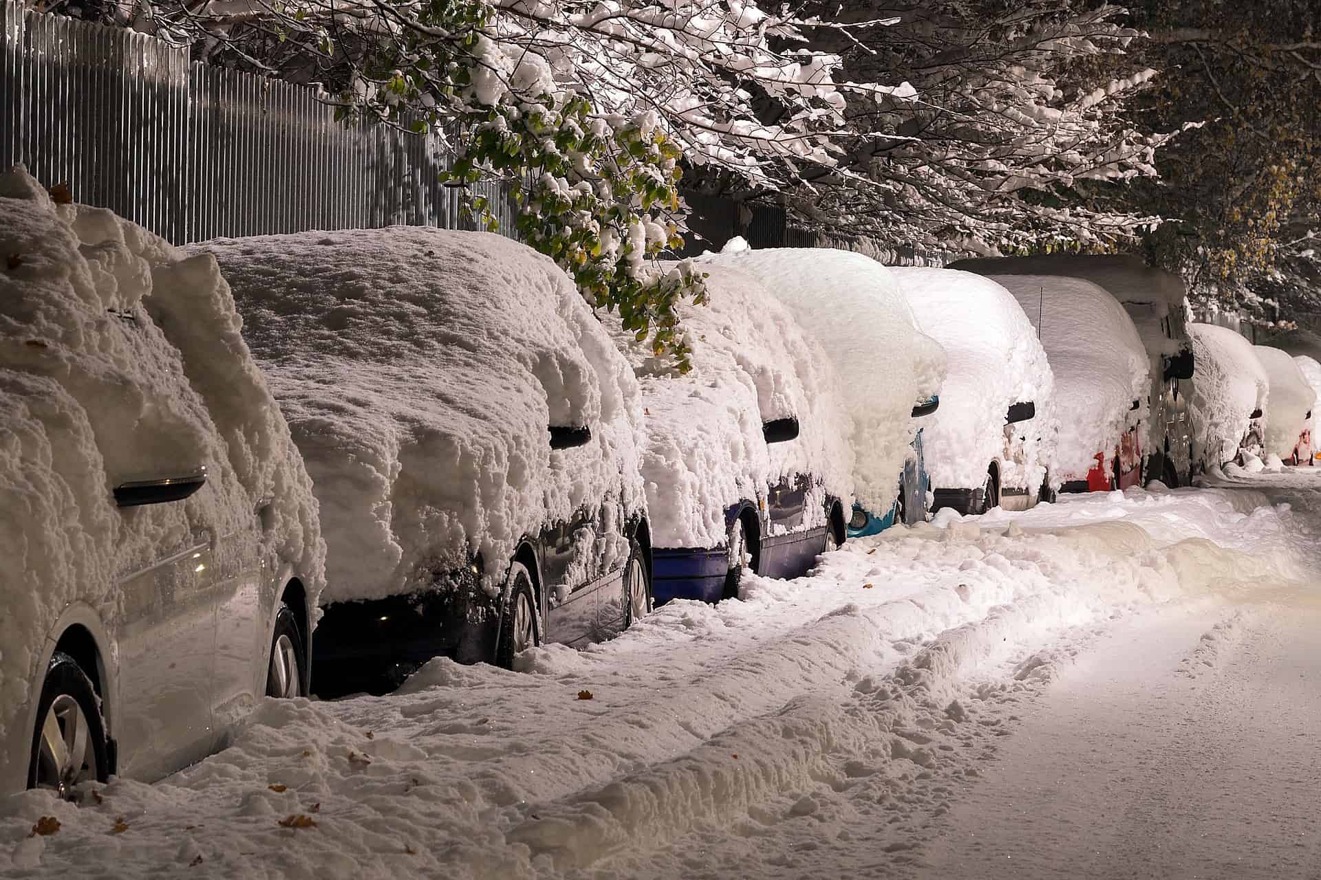Winter im Straßenverkehr. Ein Auto voll Schnee und Eis, Stock Bild