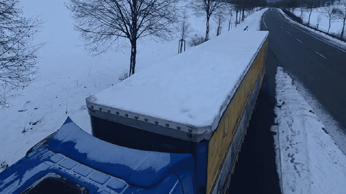 Schnee- imd Eisplatten auf dem LKW-Auflieger