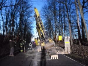 Bagger bleibt unter Brücke hängen