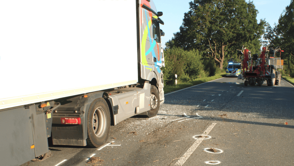 Überholender LKW kollidiert mit abbiegendem Treckergespann