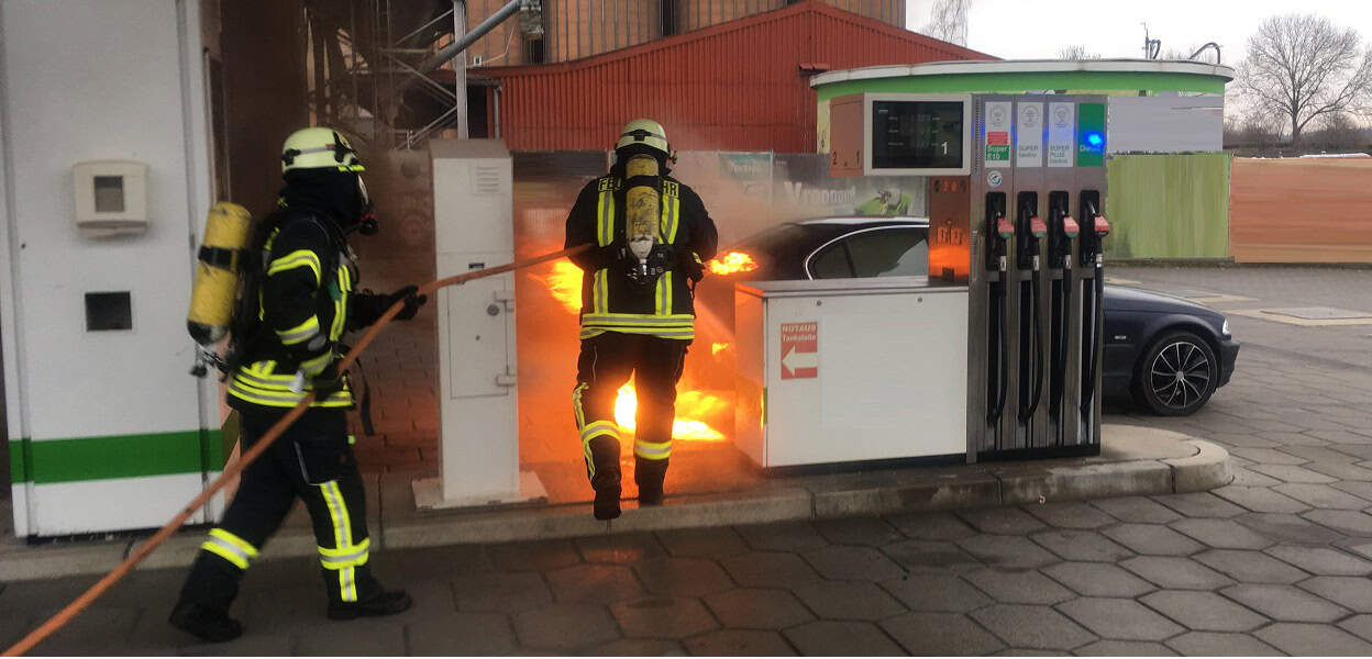 PKW brennt auf Tankstelle