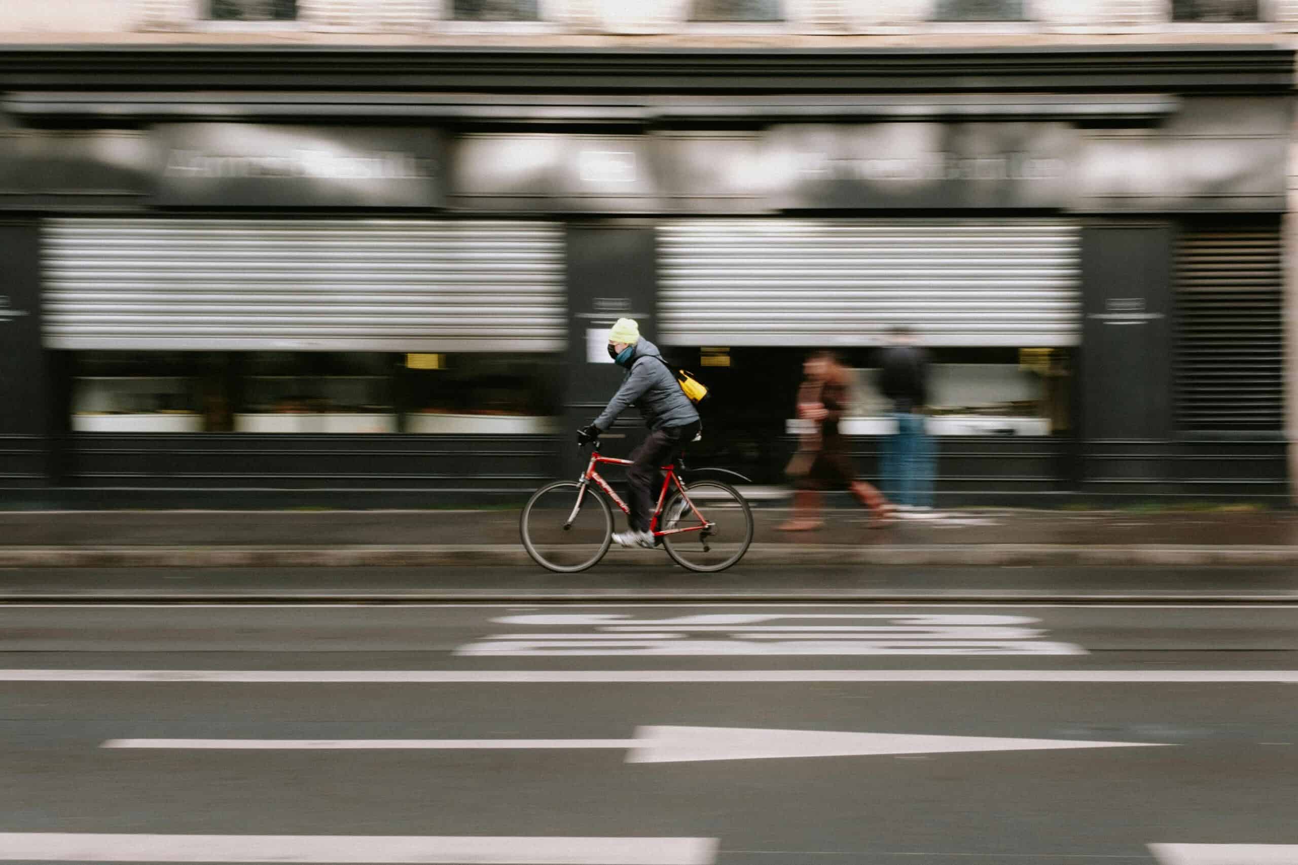 Fahrradfahrer fährt auf falscher Seite!