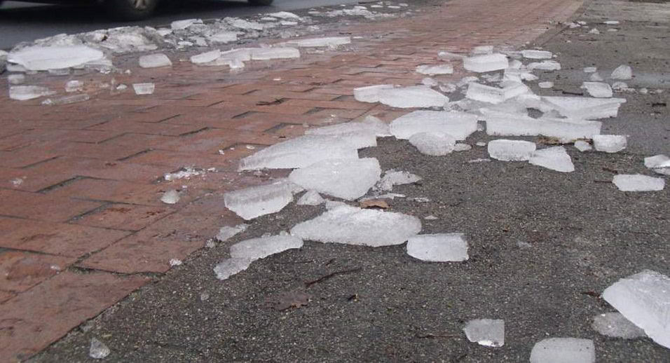 Das Liegenlassen herabgefallener Eisstücke kann übrigens gemäß § 32 StVO geahndet werden, wenn der Verkehr dadurch erschwert oder gefährdet wird.  