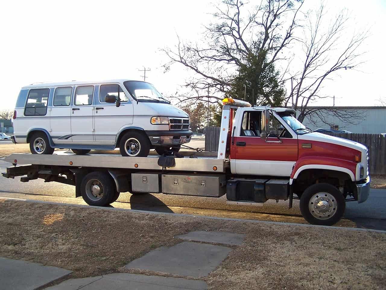 Camper-Van auf Abschleppwagen