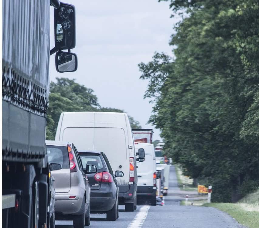 Autokolonne im Stau auf einer Landstraße