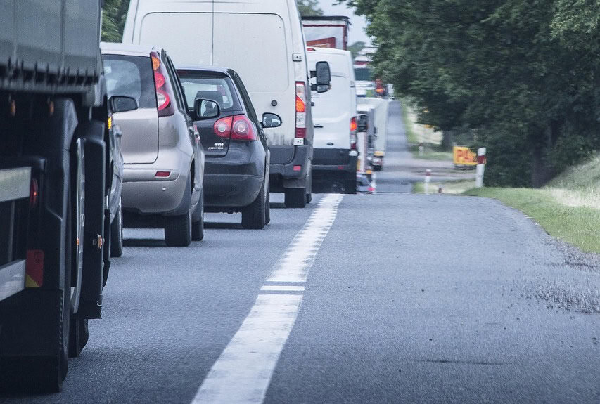 Autokolonne bei Stau auf Landstraße