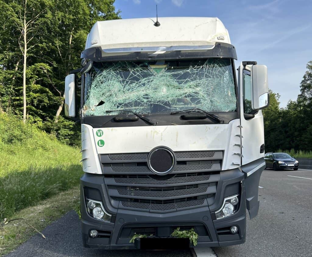 LKW mit zersprungener Windschutzscheibe auf Landstraße