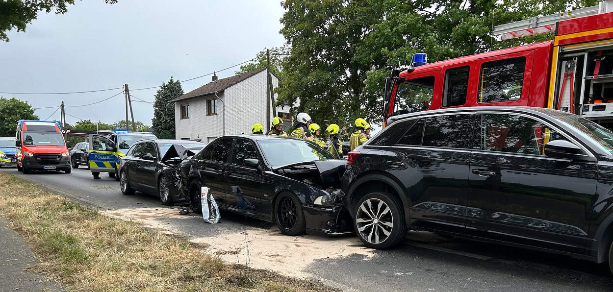Kettenauffahrunfall mit Feuerwehr- und Polizeieinsatz