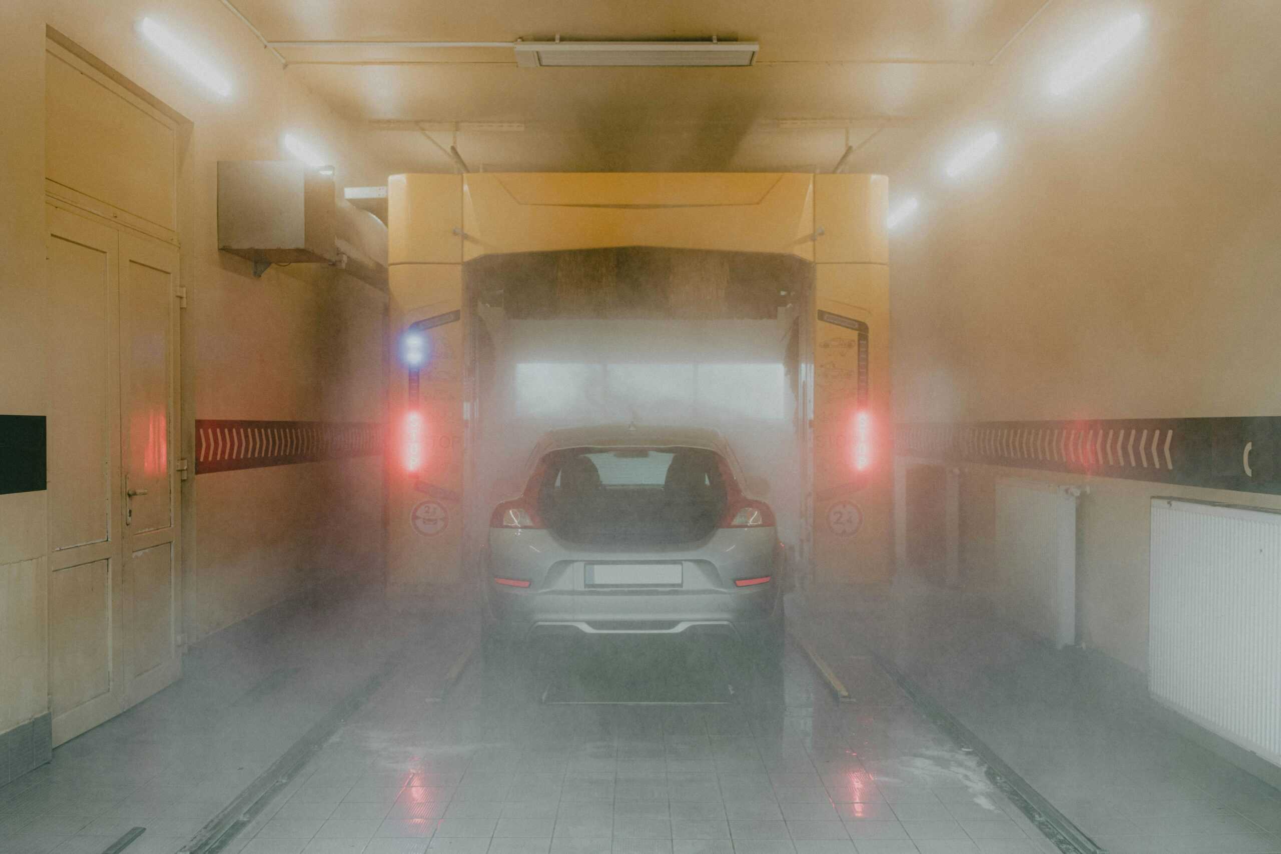 Auto in Waschanlage unter Wassernebel