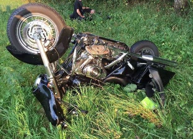Gestürztes Motorrad im Gras liegend