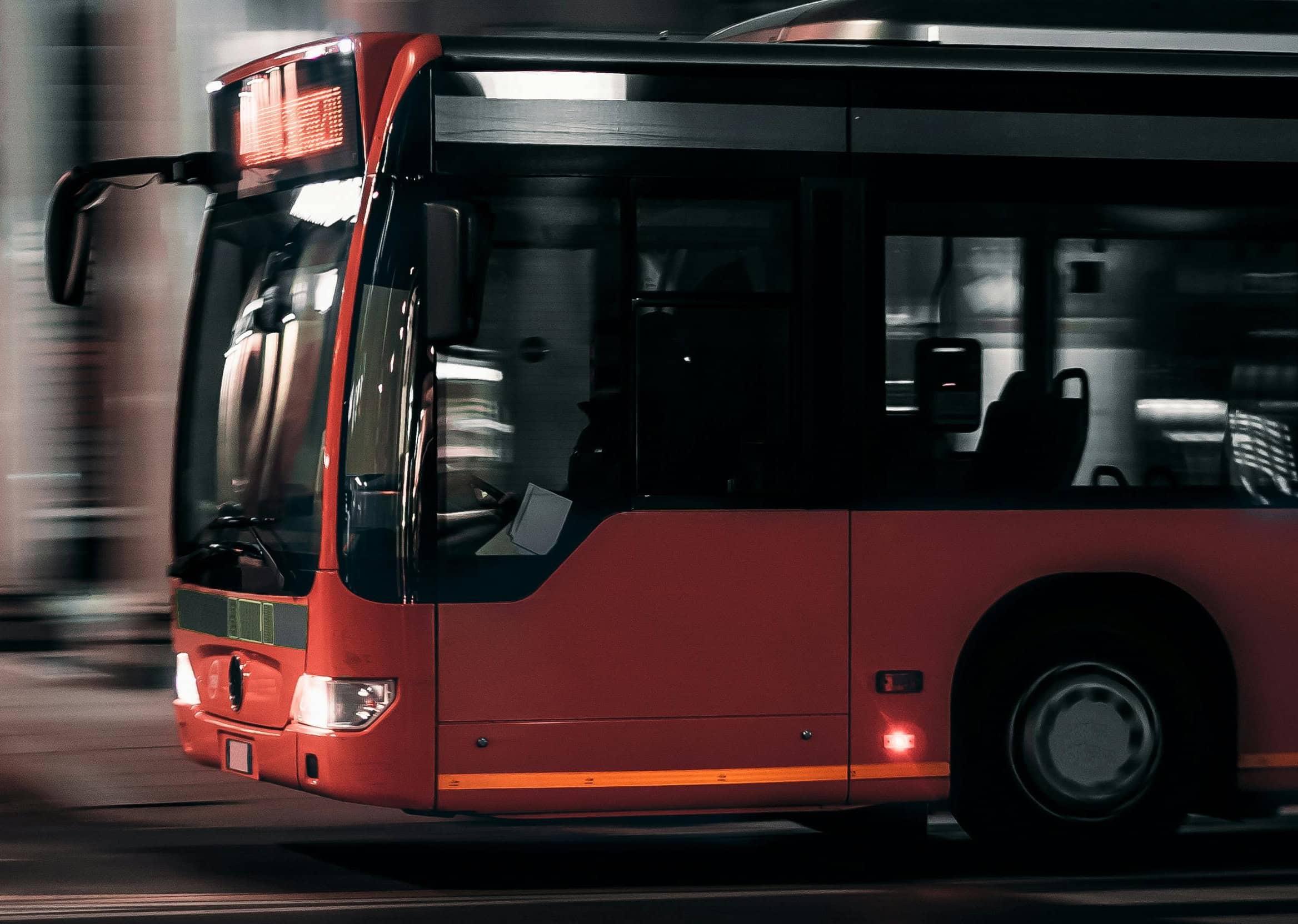 Roter Bus fährt bei Nacht