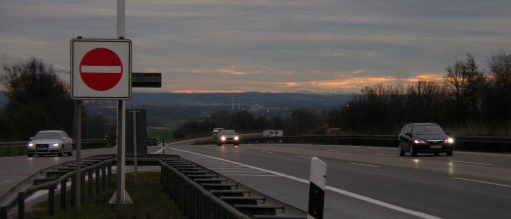 Autobahn bei Sonnenuntergang mit Verbotsschild 287, Verbot der Einfahrt / Einfahrt verboten