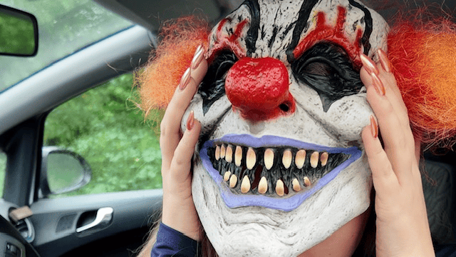 Maskierter Autofahrer an Halloween