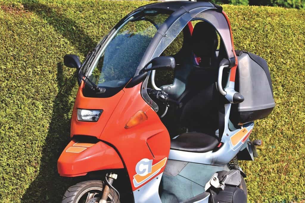 Motorroller mit Überrollbügel